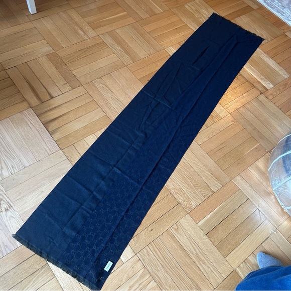 GUCCI Navy Blue Grey GG Print Scarf NWOT - Picture 9 of 9